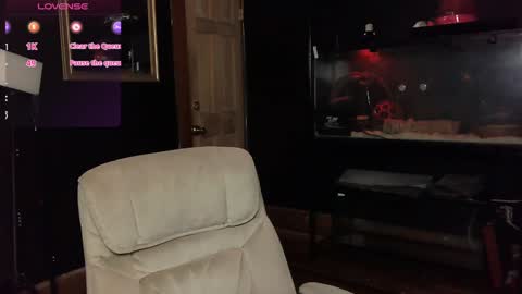 Snapshot of suburban_sickness chatting on 01/15/25, 05:15 Polly online show from 01/15/25, 05:15