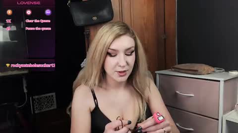 Snapshot of suburban_sickness chatting on 03/10/25, 03:20 Polly online show from 03/10/25, 03:20