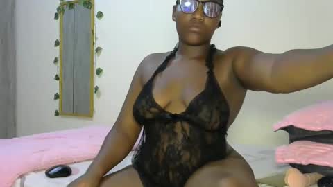 Snapshot of sucker_queen chatting on 01/23/25, 03:32 Beverly online show from 01/23/25, 03:32