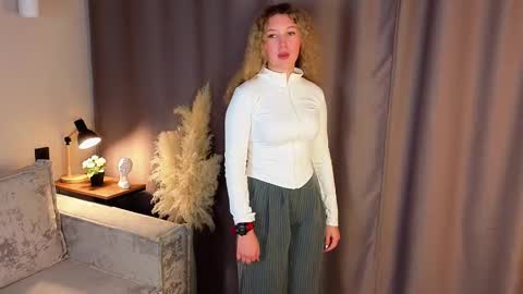 Snapshot of sueholt chatting on 11/18/25, 01:15 Sue online show from 11/18/25, 01:15