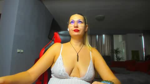 Snapshot of sugar_mayy chatting on 11/19/25, 09:31 May online show from 11/19/25, 09:31