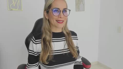 Snapshot of sugar_milff chatting on 10/25/25, 02:13 sugar_milff online show from 10/25/25, 02:13