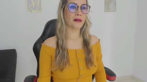 Snapshot of sugar_milff chatting on 11/06/25, 02:18 sugar_milff online show from 11/06/25, 02:18