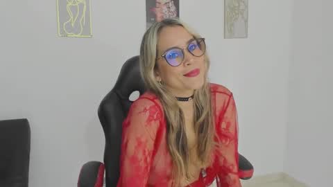 Snapshot of sugar_milff chatting on 11/24/25, 01:44 sugar_milff online show from 11/24/25, 01:44