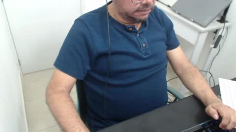 Snapshot of sugarhairybear chatting on 04/19/26, 07:38 Johnny online show from 04/19/26, 07:38