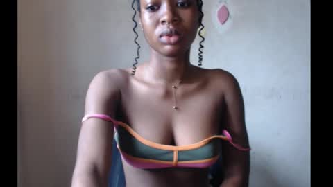 Snapshot of sugarmeltsxx chatting on 10/05/25, 08:56 Bella online show from 10/05/25, 08:56