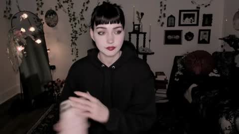 Ella online show from 06/17/26, 05:43