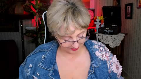 Vivien online show from 12/08/24, 07:11