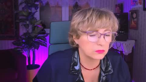 Vivien online show from 09/11/25, 01:11