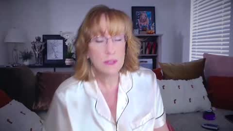 Snapshot of summerknightzzz chatting on 11/17/25, 01:17 SummerKnightzzz online show from 11/17/25, 01:17