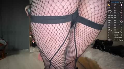 Snapshot of sun_for_you chatting on 12/19/24, 03:40 Miss Nelly online show from 12/19/24, 03:40