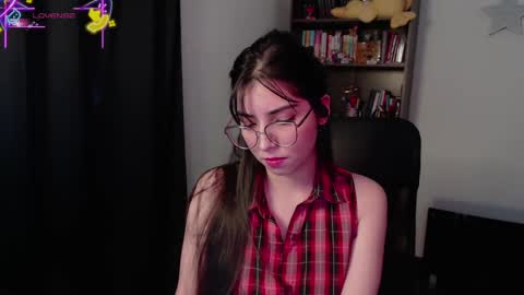 Snapshot of sunflower_uwu chatting on 11/15/25, 03:19 violetta online show from 11/15/25, 03:19