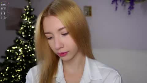 Snapshot of sunnmoonn chatting on 12/22/25, 02:47 Lily online show from 12/22/25, 02:47