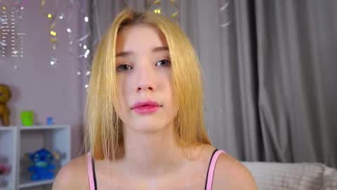 Snapshot of sunnmoonn chatting on 01/17/26, 03:28 Lily online show from 01/17/26, 03:28