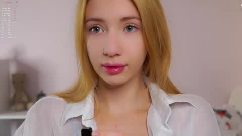 Snapshot of sunnmoonn chatting on 01/18/26, 02:43 Lily online show from 01/18/26, 02:43
