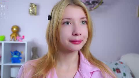 Snapshot of sunnmoonn chatting on 01/19/26, 02:43 Lily online show from 01/19/26, 02:43
