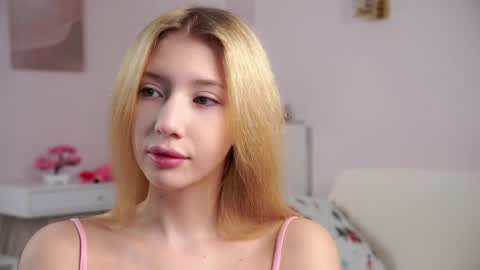 Snapshot of sunnmoonn chatting on 03/29/26, 02:39 Lily online show from 03/29/26, 02:39
