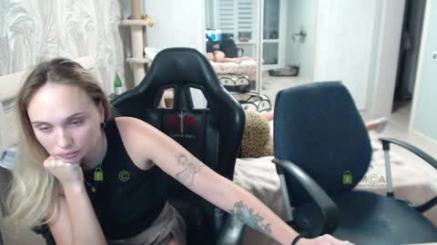 Snapshot of sunny1girl chatting on 01/14/25, 03:57 Alice and Sergey online show from 01/14/25, 03:57