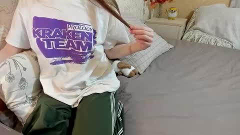 Alina   Streams Mon to Fri online show from 11/12/25, 01:00