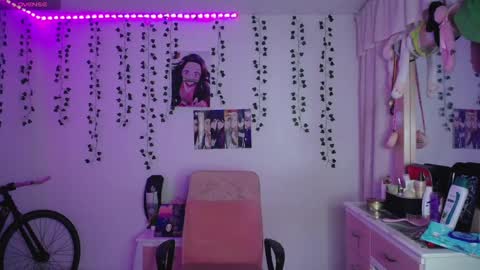 Snapshot of sunset_pienk chatting on 09/25/25, 05:00 Sunset online show from 09/25/25, 05:00