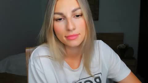 Snapshot of sunsetwithava chatting on 09/18/25, 05:42 sunsetwithava online show from 09/18/25, 05:42