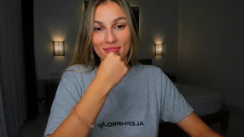 Snapshot of sunsetwithava chatting on 10/21/25, 12:39 sunsetwithava online show from 10/21/25, 12:39