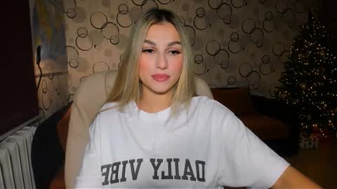 Snapshot of sunsetwithava chatting on 12/18/25, 04:35 sunsetwithava online show from 12/18/25, 04:35