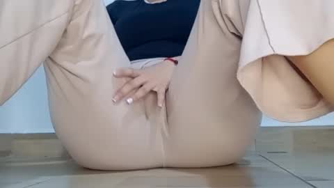 Annie online show from 11/12/25, 04:51