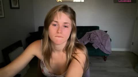 Snapshot of sunshine_pixie chatting on 10/31/25, 12:44 Sunray online show from 10/31/25, 12:44