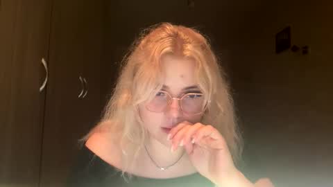 Snapshot of sunshinyflash chatting on 11/09/25, 06:28 sunshinyflash online show from 11/09/25, 06:28