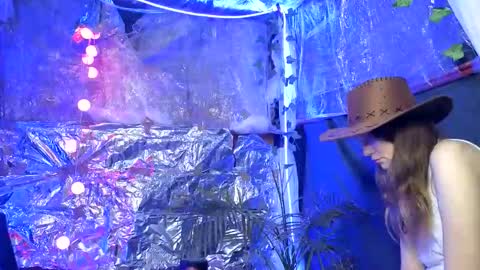 Snapshot of super_jony chatting on 10/17/25, 04:09 super jony and Marta GMT 1300-1800 every day online show from 10/17/25, 04:09