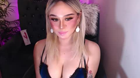 Snapshot of superh0tangelxx chatting on 12/12/24, 12:38 CARMINA online show from 12/12/24, 12:38