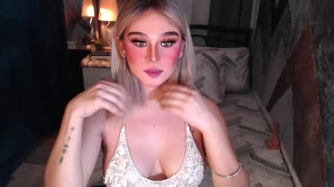 Snapshot of superh0tangelxx chatting on 02/25/26, 12:42 CARMINA online show from 02/25/26, 12:42