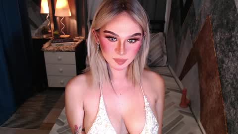 Snapshot of superh0tangelxx chatting on 04/08/26, 02:00 CARMINA online show from 04/08/26, 02:00