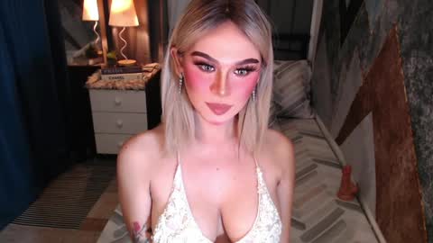 Snapshot of superh0tangelxx chatting on 04/10/26, 11:42 CARMINA online show from 04/10/26, 11:42
