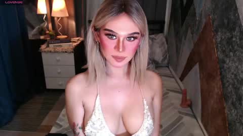 Snapshot of superh0tangelxx chatting on 04/17/26, 12:46 CARMINA online show from 04/17/26, 12:46