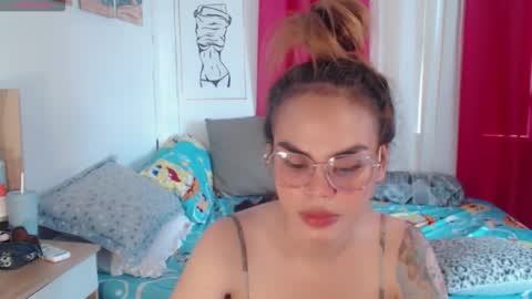 Snapshot of superhotvaleria chatting on 10/31/25, 04:24 Im val online show from 10/31/25, 04:24