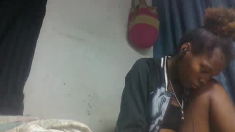 Snapshot of surbelle chatting on 04/17/26, 01:52 surbelle online show from 04/17/26, 01:52