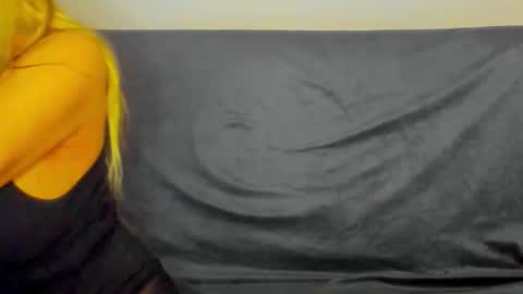 Snapshot of surikiss chatting on 10/19/25, 01:17 surikiss online show from 10/19/25, 01:17