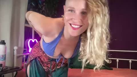 Snapshot of susieandlacey chatting on 07/12/26, 09:11 Susie and Lacey online show from 07/12/26, 09:11