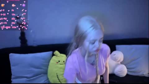 Snapshot of susieevans chatting on 02/25/25, 03:05 Sue online show from 02/25/25, 03:05