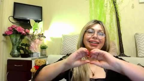 Snapshot of susiexnoreen chatting on 05/13/26, 01:25 SusiexNoreen online show from 05/13/26, 01:25