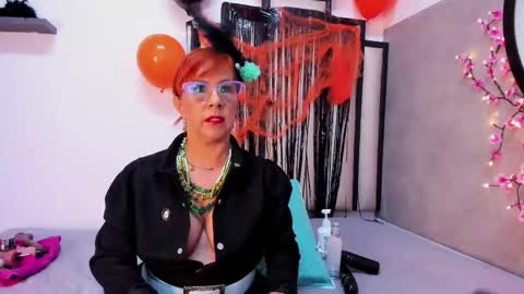 Snapshot of sussanmilf_ chatting on 10/31/25, 11:11 sussanmilf  online show from 10/31/25, 11:11