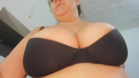susy bigboobss online show from 05/20/26, 11:00