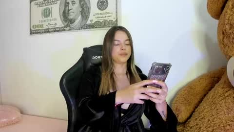Snapshot of suzan__cooper2 chatting on 06/03/26, 08:03 suzan__cooper2 online show from 06/03/26, 08:03