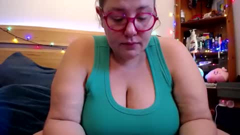 Snapshot of suziestardust chatting on 02/17/26, 12:40 suzie stardust online show from 02/17/26, 12:40