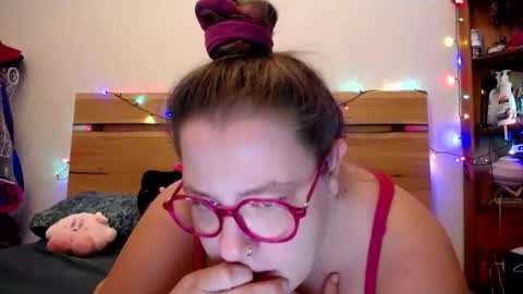 Snapshot of suziestardust chatting on 02/21/26, 10:27 suzie stardust online show from 02/21/26, 10:27