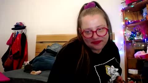 Snapshot of suziestardust chatting on 03/21/26, 12:10 suzie stardust online show from 03/21/26, 12:10