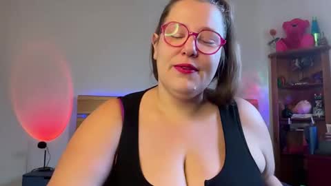 Snapshot of suziestardust chatting on 05/02/26, 03:22 suzie stardust online show from 05/02/26, 03:22