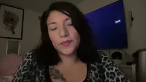 Snapshot of suzyishellawet chatting on 10/23/25, 04:45 Suzy online show from 10/23/25, 04:45